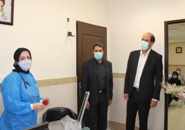 به مناسبت روز پزشک صورت گرفت:گرامیداشت روز پزشک با اهدای یک شاخه گل
