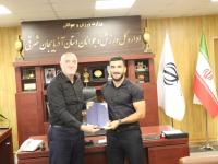 تجلیل مدیرکل ورزش و جوانان استان از ملی پوش هاکی استان