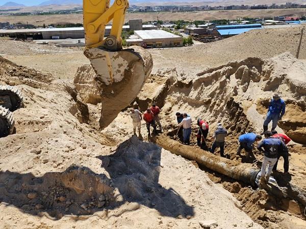 رفع حادثه ترکیدگی خط اصلی آبرسانی کوی نصر در اسرع وقت