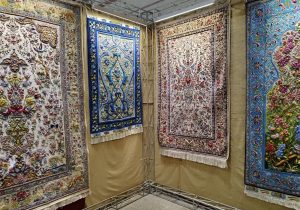هویت سنتی قالی در دل فناوری نوین رینوتکس ۲۰۲۳ تبریز/ اهدای ۳۶ تخته فرش دستبافت به نخبگان برگزیده رینوتکس ۲۰۲۳ تبریز