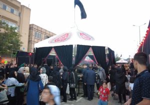 توزیع۱۵۰۰ پرس ساندویچ ماهی بین عزاداران حسینی در تبریز