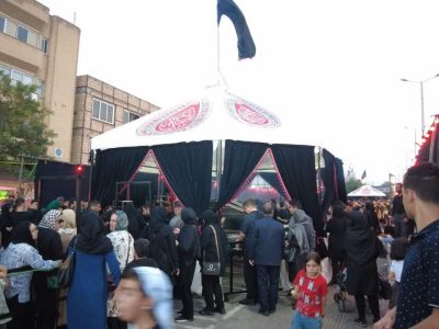توزیع۱۵۰۰ پرس ساندویچ ماهی بین عزاداران حسینی در تبریز