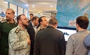 بازدید سردار کارگر از غرفه آذربایجان‌شرقی در نمایشگاه «دستاورد‌های بنیاد حفظ آثار دفاع مقدس در حوزه فضای مجازی»