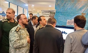بازدید سردار کارگر از غرفه آذربایجان‌شرقی در نمایشگاه «دستاورد‌های بنیاد حفظ آثار دفاع مقدس در حوزه فضای مجازی»