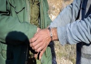 گروهی شکارچیان غیر مجاز قبل از شکار درحصار محیط بانان مراغه