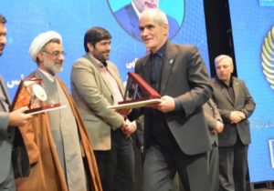 تجلیل از رئیس دانشگاه تبریز به عنوان رئیس برگزیده و موفق حامی پژوهش و فناوری در کشور