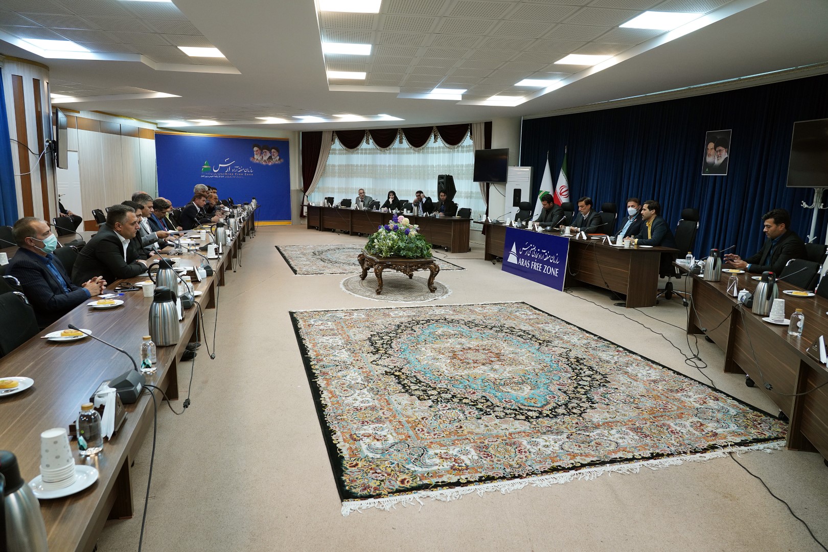 ‍&nbsp;کیانی در نشست با سرمایه گذاران مجتمع های تجاری:از پایان مجتمع های نیمه تمام حمایت می شود/ صدور 《مجوز کسب》 با 《پایان کار》