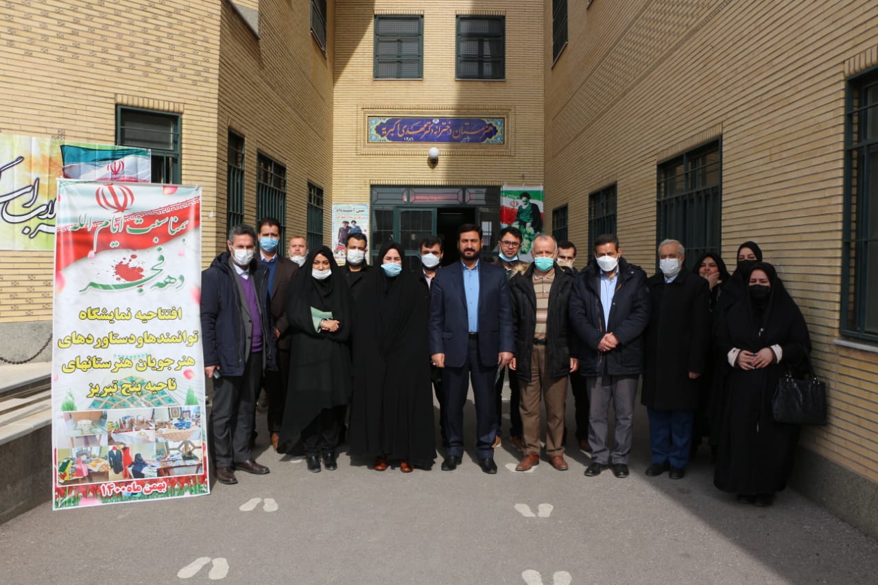 همزمان با دهه مبارک فجر:افتتاح نمایشگاه دست سازهای دانش اموزان هنرستانهای ناحیه پنج تبریز