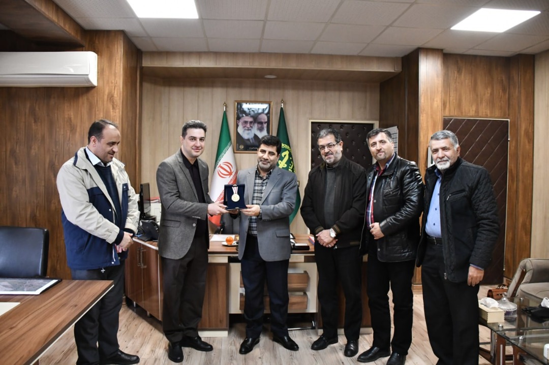 نشان سرباز صلح آذربایجان بر سینه رئیس سازمان جهادکشاورزی استان آذربایجان شرقی/انتخاب مهندس فتحی به عنوان مدیر نمونه و پیشگام در رونق تولید
