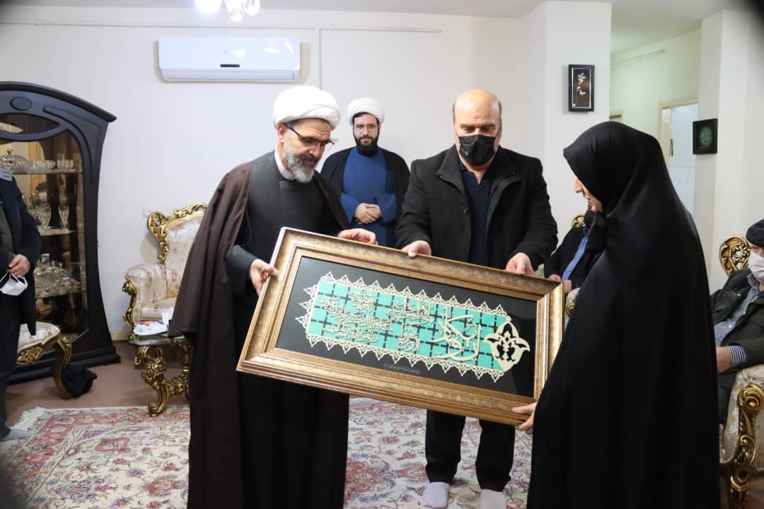 اهدای هدیه آمر به معروف برتر استان به خانواده شهید خلبان فلاحی