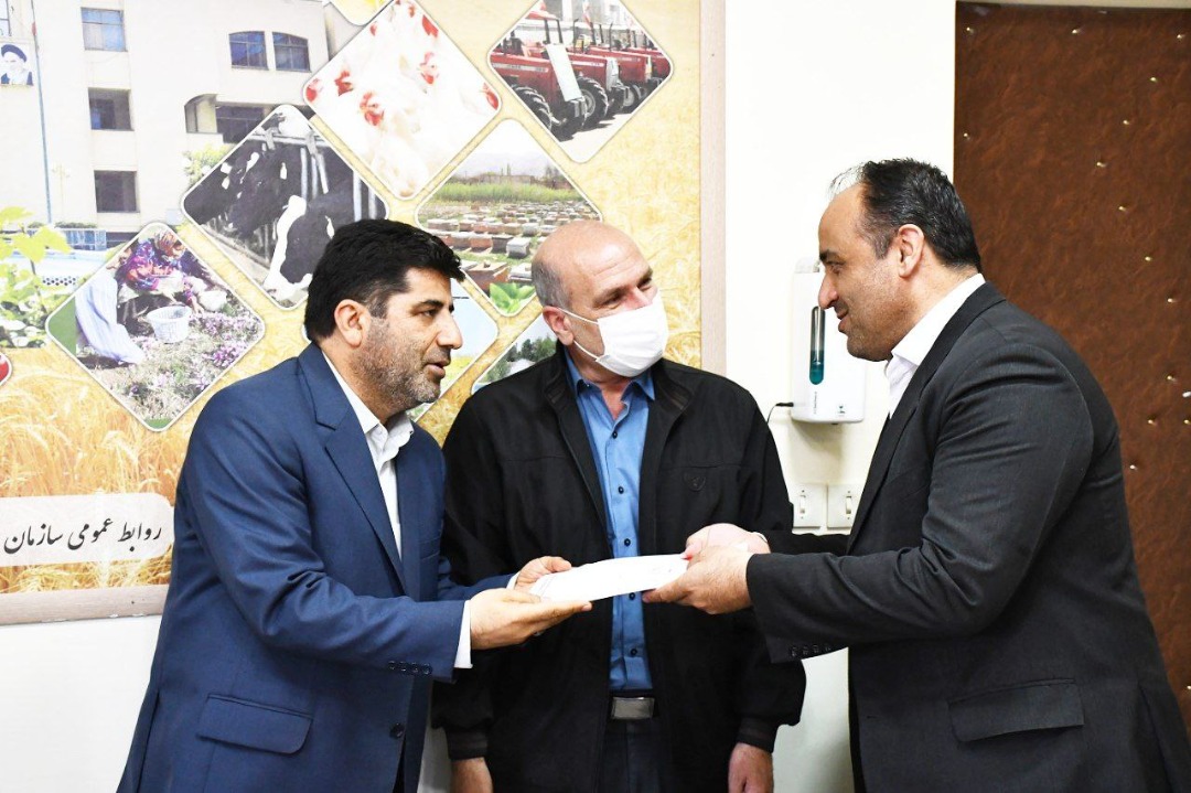 تجلیل از از کسب موفقیت های اخیر روابط عمومی سازمان جهادکشاورزی استان آذربایجان شرقی در سطح ملی/رادیو به واسطه دسترسی آسان عموم مردم نقش بسیار مهمی در انتقال پیام به کشاورزان دارد