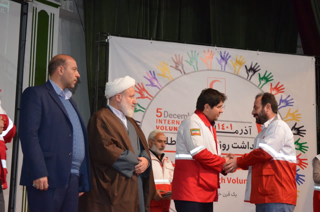 تجلیل از مدیر روابط عمومی مهراصل به عنوان داوطلب نمونه هلال احمر استان آذربایجان شرقی