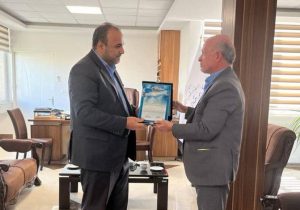 تجلیل رئیس کمیته امداد امام خمینی(ره) کشور از مدیرکل امور اقتصادی و دارایی آذربایجان‌شرقی