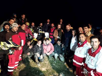 عملیات دشوار نجات موتور سواران در گل و لای و سرما