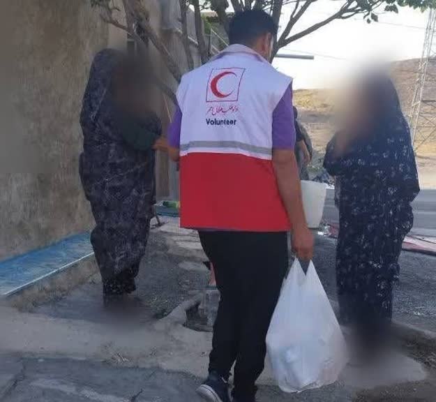 توسط جمعیت هلال احمر تبریز و خانه هلال شهرک آخمقیه انجام گرفت:تهیه و توزیع ۵۰ بسته معیشتی در قالب طرح ۲۰۲۰ در شهرک اخمقیه تبریز