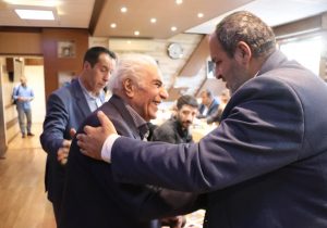 بوسه فرماندار بر دستان استاد پیشکسوت دانشگاه تبریز