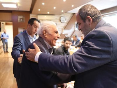 بوسه فرماندار بر دستان استاد پیشکسوت دانشگاه تبریز
