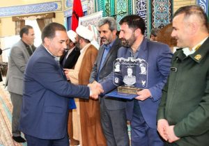 تقدیر از مدیر روابط عمومی مس سونگون در مراسم تجلیل از عوامل یادواره شهید حیدری