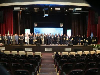 استاد واقعی، کسی است که سیاهی، جهل و نادانی را می‌زداید