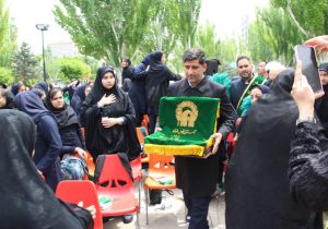 جشن روز دختر متفاوت دانش‌آموزان تبریزی مزین به پرچم حرم امام رضا (ع) در همایش نسیم کرامت