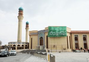 اهتزاز پرچم «زندگی با آیه ها بر فراز مصلی اعظم تبریزپرچم