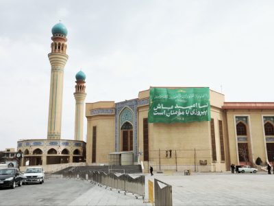 اهتزاز پرچم «زندگی با آیه ها بر فراز مصلی اعظم تبریزپرچم