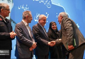 تجلیل معاون اول رئیس‌جمهوری از دهیار زنبلان در جریان برگزاری آیین ملی خادمان نوروزی