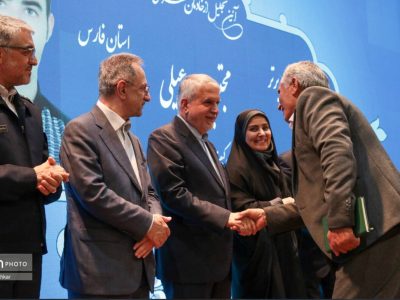 تجلیل معاون اول رئیس‌جمهوری از دهیار زنبلان در جریان برگزاری آیین ملی خادمان نوروزی