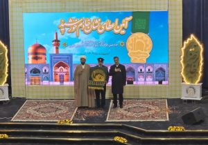 اعطای نشان خادم خورشید بر سینه خادمان فرهنگ رضوی هیئت حسینی