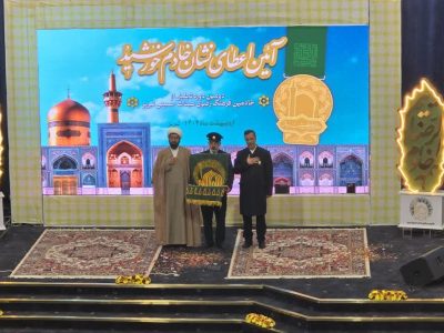 اعطای نشان خادم خورشید بر سینه خادمان فرهنگ رضوی هیئت حسینی