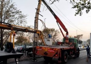 خسارت به شبکه برق به دلیل برخورد خودروی سواری با تیر برق