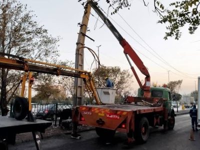 خسارت به شبکه برق به دلیل برخورد خودروی سواری با تیر برق