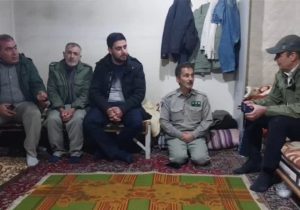 دیدار شبانه مدیرکل محیط‌ زیست آذربایجان‌شرقی با محیط‌بانان کنتال۲ پس از روزی سخت در مهار آتش دیزمار