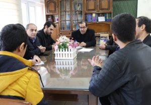 فرهاد نظری مدیرکل آموزش فنی و حرفه‌ای استان آذربایجان شرقی پای صحبت های کارکنان و دانش آموزان هنرستان وابسته مهارت تبریز نشست