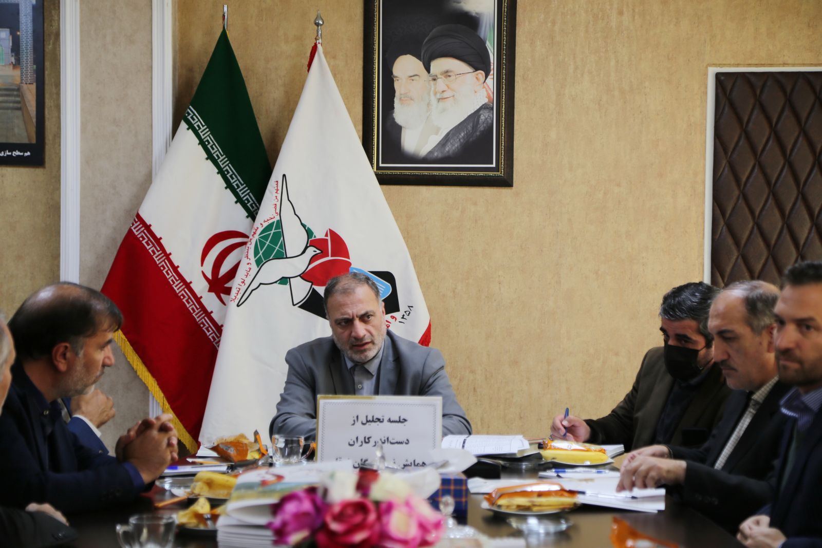 با حضور مدیرکل بنیاد استان صورت گرفت:تجلیل از دست اندرکاران همایش نویسندگان نوقلم حوزۀ ایثار و شهادت در تبریز