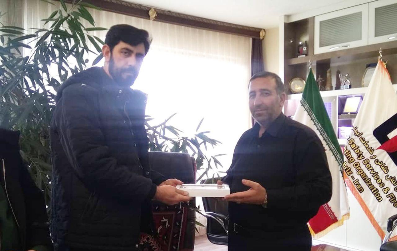 با اهداء لوحی صورت گرفت :  تقدیر و تشکر از مدیرعامل سازمان آتش نشانی و خدمات ایمنی شهرداری تبریز در خصوص آموزش ایمنی