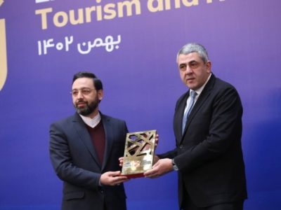 اهدای لوح ثبت جهانی کندوان به استاندار آذربایجان شرقی توسط دبیرکل سازمان جهانی گردشگری