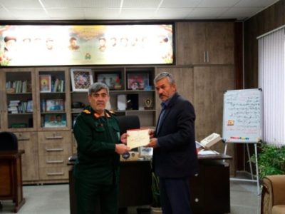 تحویل کتابچه شمه‌ای از زندگی نامه سردار رشید اسلام حمید باکری به اداره کل