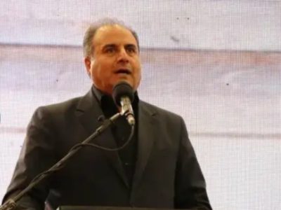 آموختن تعهد اجتماعی و احترام به ارزش‌های انسانی در تربیت دانش‌آموزان، مورد توجه باشد
