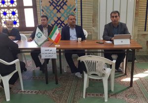 مدیر کل حفاظت محیط زیست آذربایجان شرقی کنار میز خدمت مصلی اعظم امام خمینی (ره)تبریز