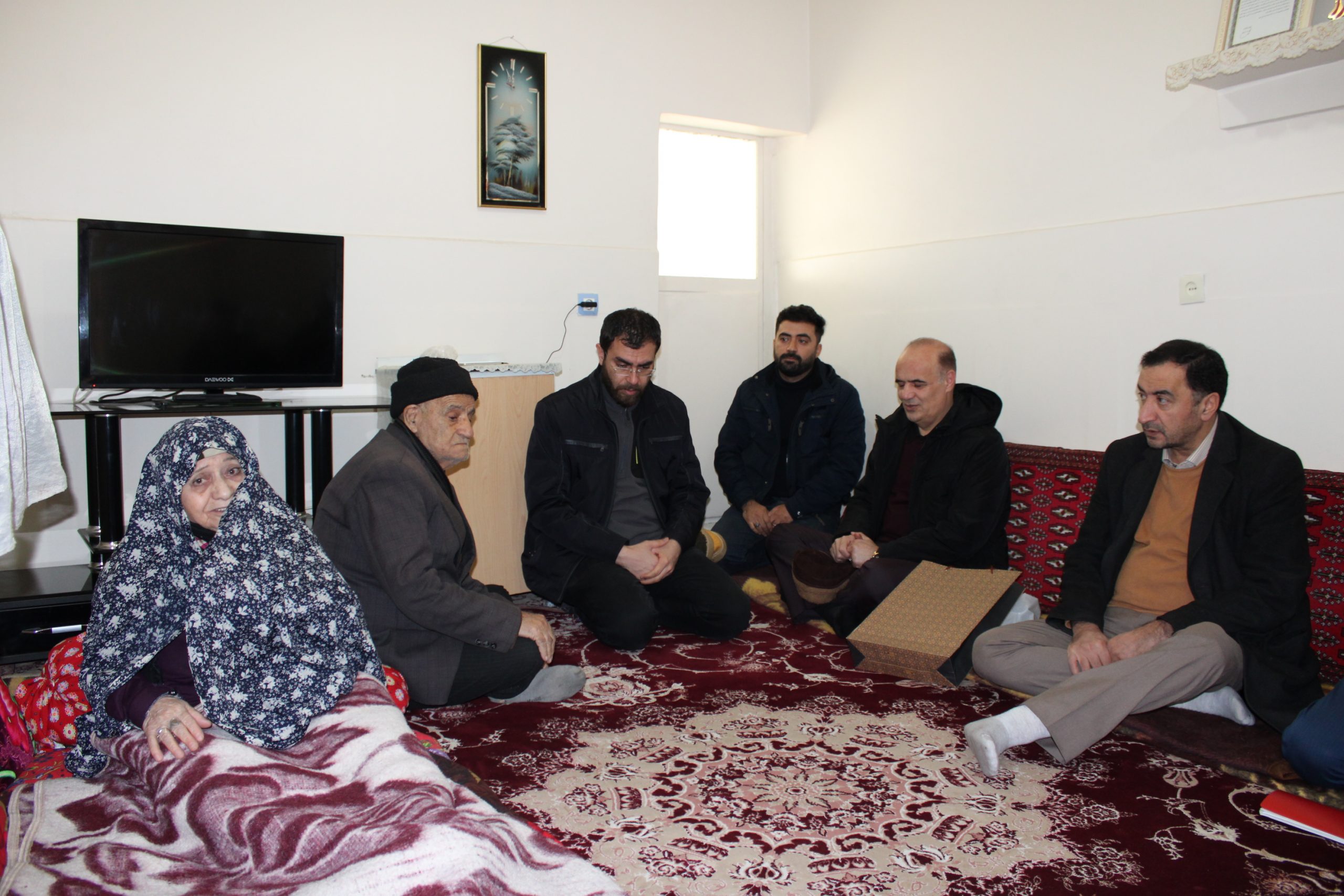 دیدار مدیر کل سلامت واموراجتماعی شهرداری تبریز:محمد حسین حسن زاده با حضور در منزل شهید مفقودالاثر باخانواده این شهید معظم دیدار نمود.