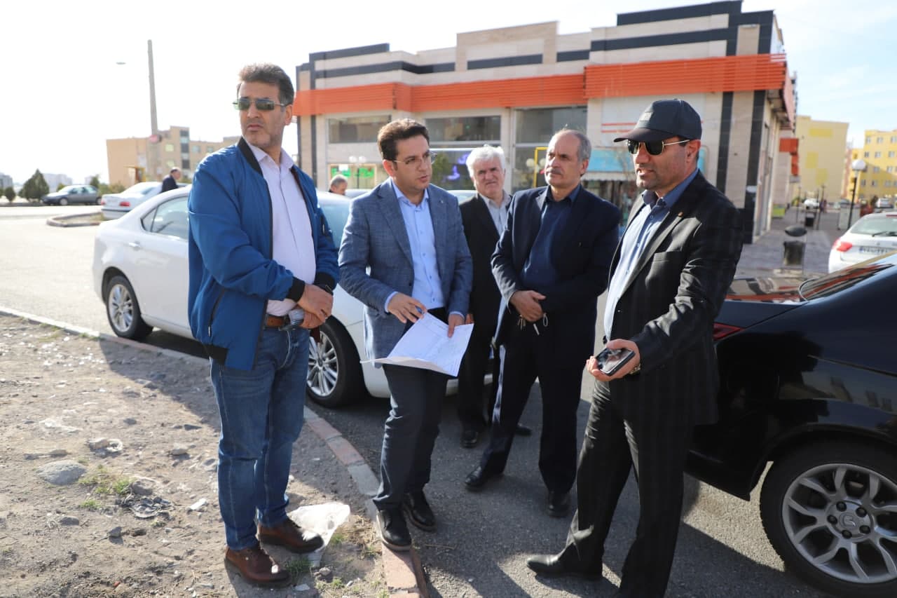 بازدید میدانی مهندس سعیدی از جانمایی اماکن آموزشی جهت احداث مدرسه در فازهای ۳ و ۴ سهند