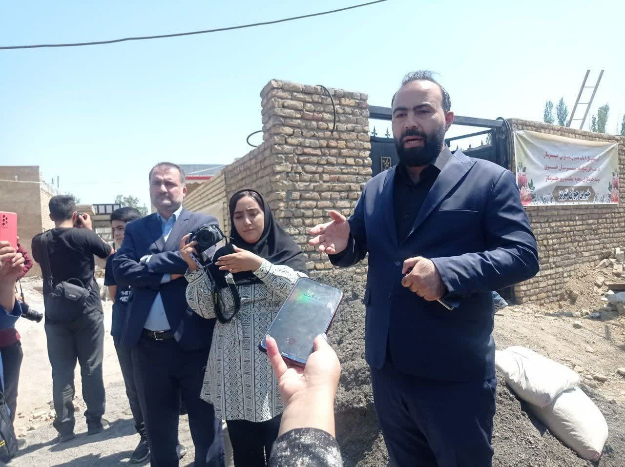 بیرقِ مهر ِ بیرق‌دار در خوی وزین است
