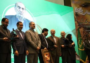 تجلیل از استاد دانشگاه تبریز به عنوان خادم خاک