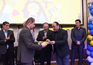 تجلیل از دکتر وحید کاظم زاده در آیین گرامیداشت روز ارتباطات و روابط عمومی در استان آذربایجان شرقی
