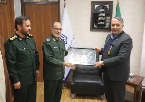 اهدای نشان مدیر جهادی و در تراز انقلاب اسلامی به مدیرکل نوسازی مدارس آذربایجان شرقی