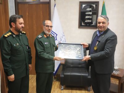 اهدای نشان مدیر جهادی و در تراز انقلاب اسلامی به مدیرکل نوسازی مدارس آذربایجان شرقی